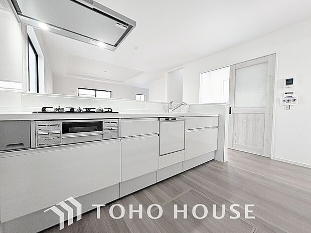 美しく使いやすいキッチン空間。優しい温もりを醸し出すキッチンは料理の為の配慮を随所に注ぎました。