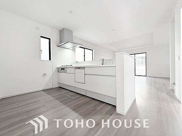 家族みんなでゆったりと調理や食事の準備ができる十分な広さを確保した、快適なキッチンスペース。