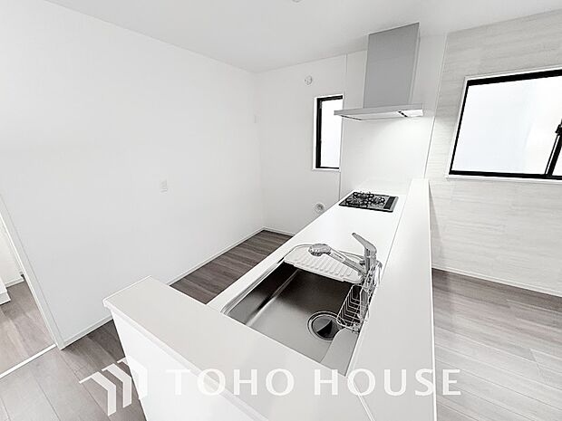 大型の冷蔵庫も配置できる広々としたキッチンスペースでお料理や家事をスムーズに進めることができます。