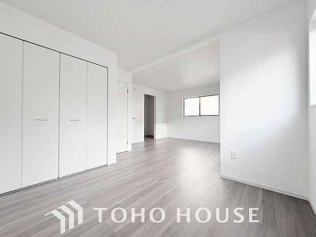 落ち着いたカラーの室内。インテリアやファブリックでお好みのテイストデザインを取り入れて頂けます。