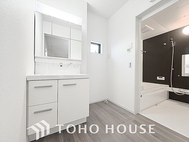 平日の朝であっても、落ち着きとくつろぎを感じられる空間。気持ちよく身だしなみを整えられます。