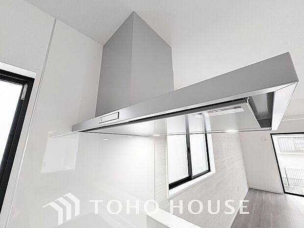 昨今主流のスリムタイプのレンジフード。スタイリッシュな見た目からインテリアとしても人気がある型です。