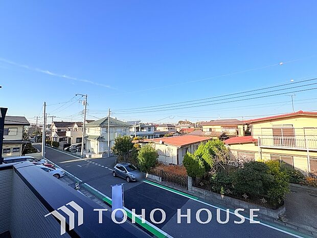 青空を感じられるバルコニーには爽やかな風が吹き抜け、周辺には戸建住宅街の景色が広がります。