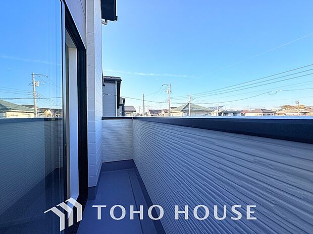 通風・採光に優れ、心地よい光と風があふれています。優しい陽射しが差し込むバルコニーとなっております。