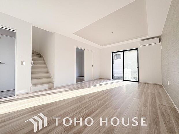 明るく穏やかな空気の中で飲んだり、食べたり、笑ったり。一日の中で多くの時間を過すことになるリビング。