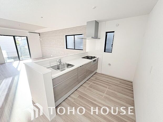 大型の冷蔵庫も配置できる広々としたキッチンスペースでお料理や家事をスムーズに進めることができます。