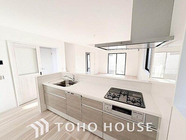 家族みんなでゆったりと調理や食事の準備ができる十分な広さを確保した、快適なキッチンスペース。