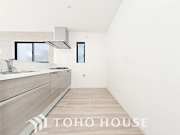 美しく使いやすいキッチン空間。優しい温もりを醸し出すキッチンは料理の為の配慮を随所に注ぎました。