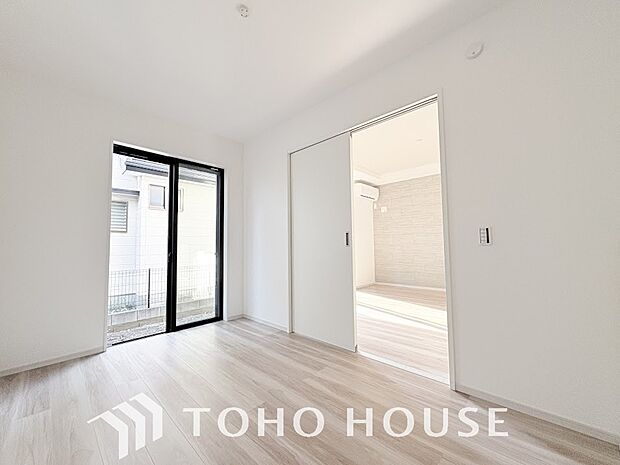 落ち着いたカラーの室内。インテリアやファブリックでお好みのテイストデザインを取り入れて頂けます。