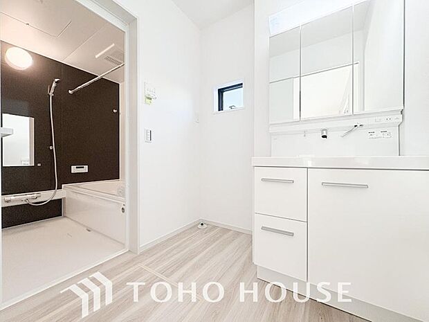 平日の朝であっても、落ち着きとくつろぎを感じられる空間。気持ちよく身だしなみを整えられます。