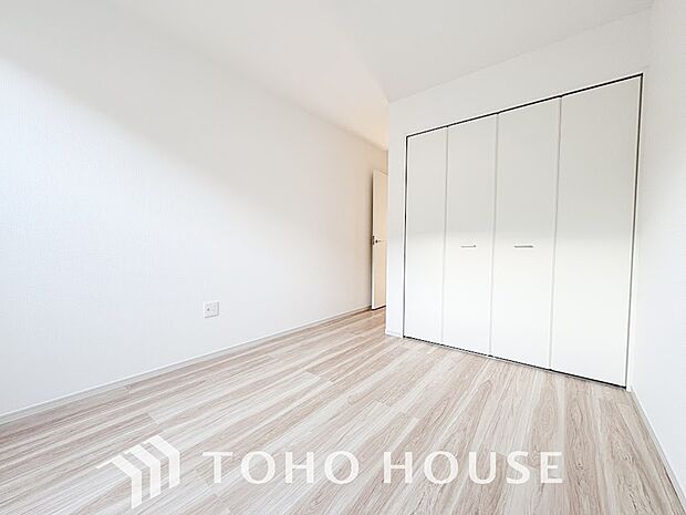 居室にはクローゼットを完備し、自由度の高い家具の配置が叶うシンプルな空間です。