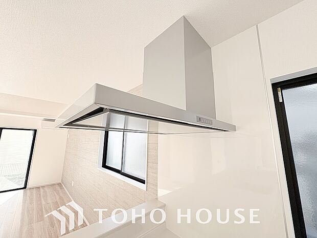 昨今主流のスリムタイプのレンジフード。スタイリッシュな見た目からインテリアとしても人気がある型です。