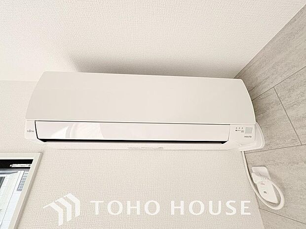リビングにはエアコンが設置済み。すぐに快適な空間を楽しめ、初期費用も抑えられてうれしいですね。