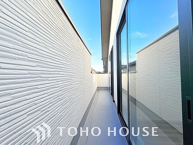 通風・採光に優れ、心地よい光と風があふれています。優しい陽射しが差し込むバルコニーとなっております。