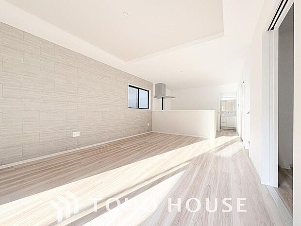 光と風があふれる開放的なリビングダイニングには自然と家族みんなが集まってきます。