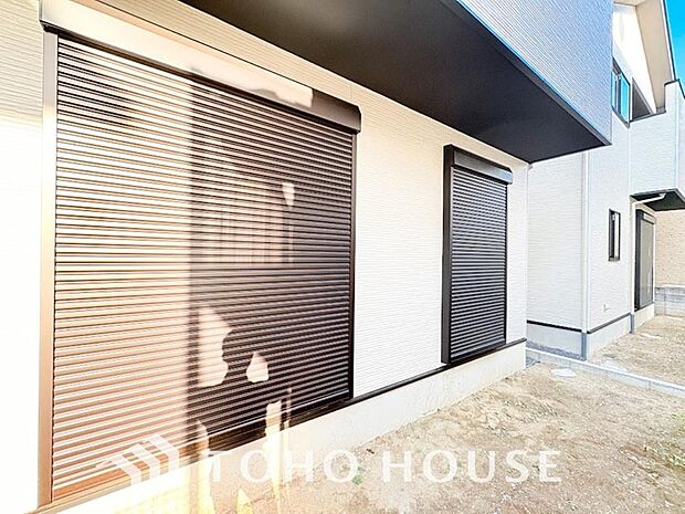 戸建にも防犯機能のシャッターを完備しております。寒い冬でも中から開閉が可能ですのでラクラクな所も便利です。