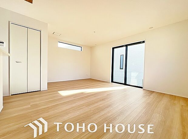 リビングも広く設け、訪れる人々を暖かく迎えてくれます。