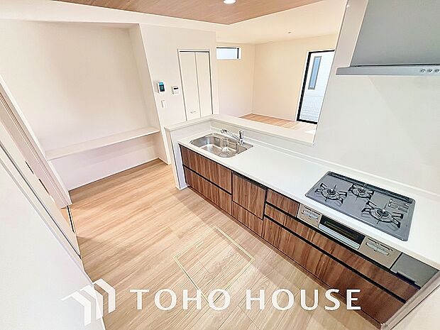 キッチンの収納は、デッドスペースになりやすい箇所を有効活用できる、スライド式収納を採用しました。