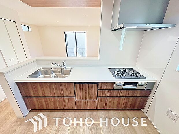 ご家族みんなで調理ができる位のスペースを実現したキッチン空間となっております。