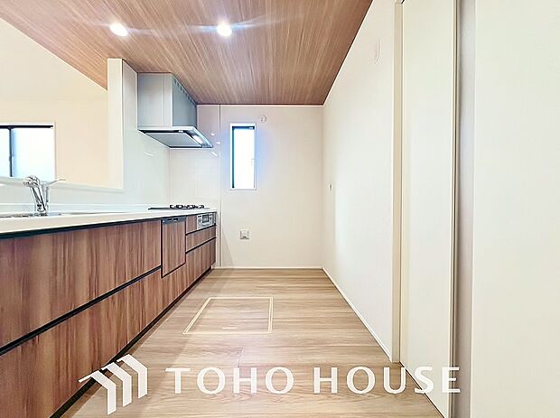 夫婦そろってキッチンに立っても調理がしやすく余裕の広さ。家事をしながら会話も弾みます。