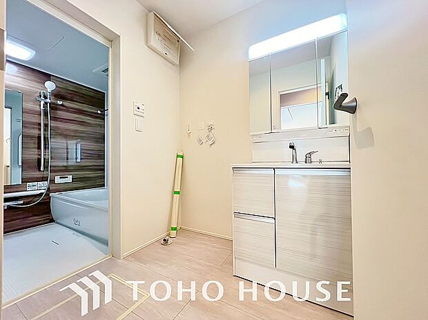 手で洗いたい大切な服など、広く使えると助かる洗面台は汚れの付きにくい形状と素材で造られております。