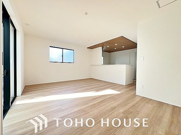 光が注がれる青い空から鮮やかに赤色にゆっくりと染まる。そんな優しい時間がここでは流れてゆく。