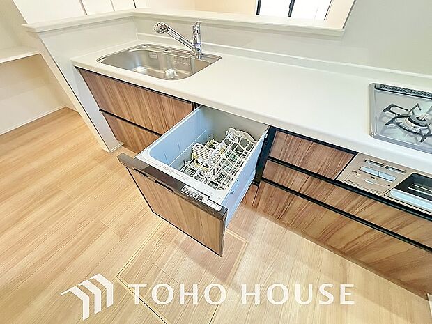 高温水や高圧水流を使う事で効率よく食器洗浄できます。殺菌効果も高いので哺乳瓶等を洗う際にも便利です。