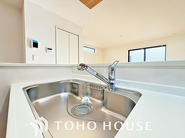 ワンタッチで浄水と原水を切り替えできる浄水器一体型水栓は水道水に含まれる有害物質を除去してくれます。