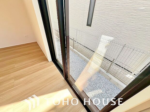 二層のガラスの間に空気層や特殊ガス層を作ることで断熱性能や結露防止効果を高めたサッシを装備してます。