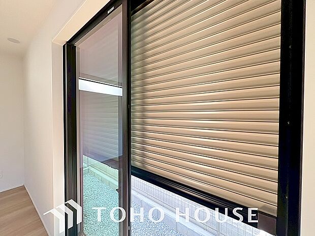 台風などの激しい雨風からお家を守るのはもちろん、空き巣対策などの防犯抑止や防音にも効果を発揮します。