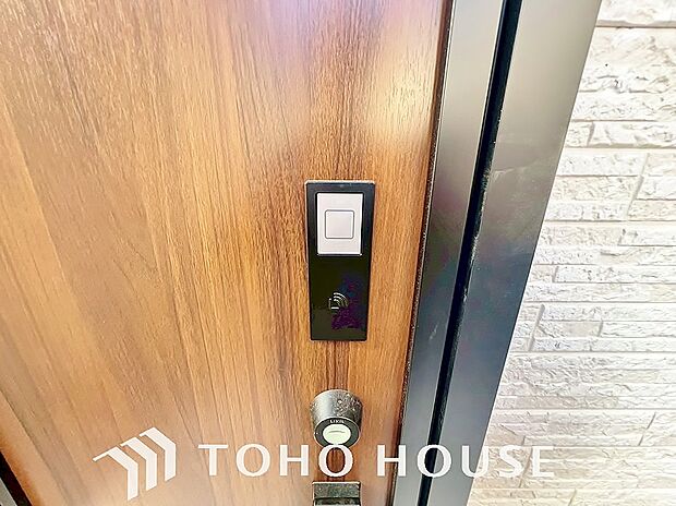 ICチップを用いたカードキー等で玄関扉の施錠＆解錠が出来る設備。最近は鍵穴の無いドアも増えてます。