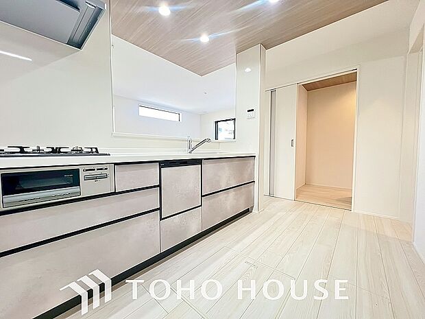 キッチンの収納は、デッドスペースになりやすい箇所を有効活用できる、スライド式収納を採用しました。