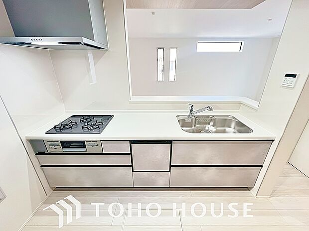 ご家族みんなで調理ができる位のスペースを実現したキッチン空間となっております。