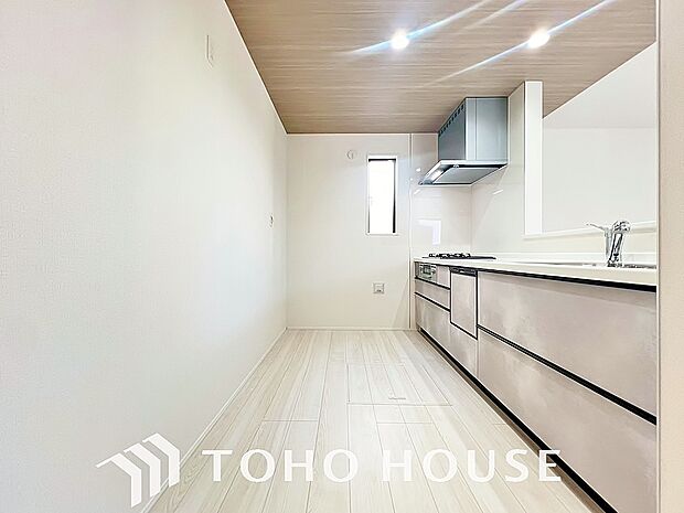 夫婦そろってキッチンに立っても調理がしやすく余裕の広さ。家事をしながら会話も弾みます。