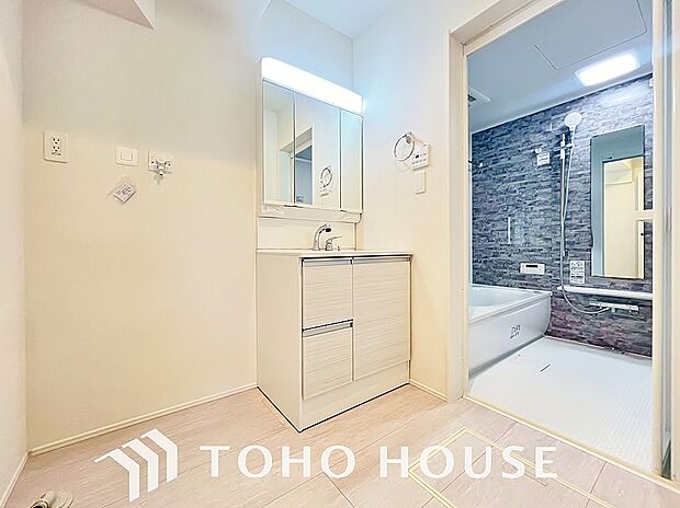 手で洗いたい大切な服など、広く使えると助かる洗面台は汚れの付きにくい形状と素材で造られております。