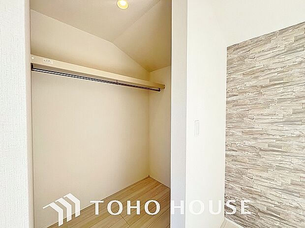奥行きあるクローゼットを採用。衣装ケースや、掃除機といった物を収納できるような造りになっております。