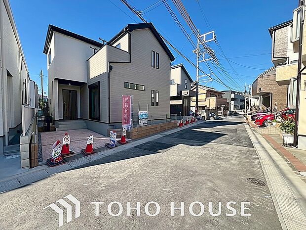 周辺環境とのコラボレーションにより明るく開放的な空間を演出しております。