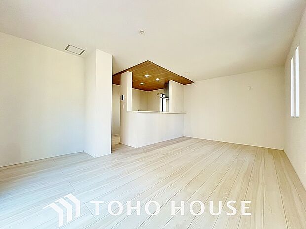 光が注がれる青い空から鮮やかに赤色にゆっくりと染まる。そんな優しい時間がここでは流れてゆく。