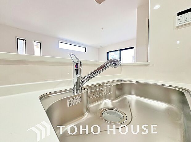 ワンタッチで浄水と原水を切り替えできる浄水器一体型水栓は水道水に含まれる有害物質を除去してくれます。