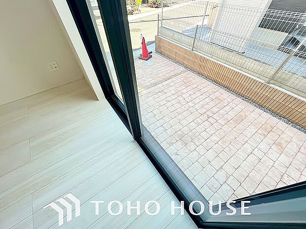 二層のガラスの間に空気層や特殊ガス層を作ることで断熱性能や結露防止効果を高めたサッシを装備してます。