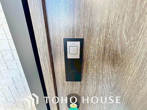 ICチップを用いたカードキー等で玄関扉の施錠&解錠が出来る設備。最近は鍵穴の無いドアも増えてます。