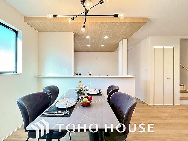 造りこんだ空間演出の妙が生み出す光と質のハーモニーはこの住宅のクオリティの良さを実感させてくれます。