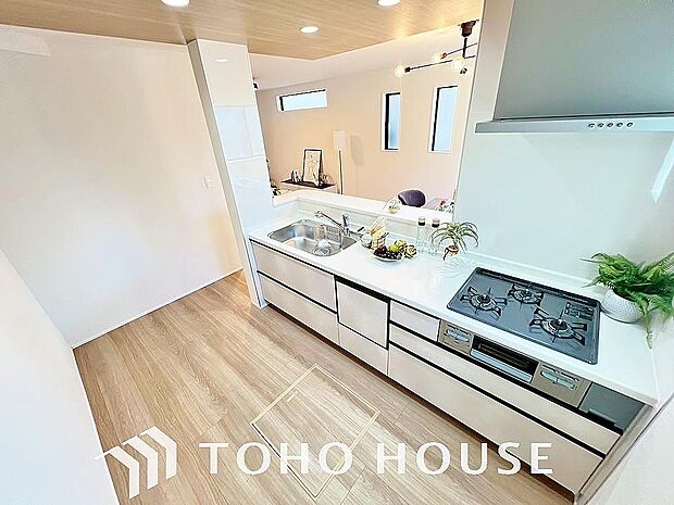 キッチンの収納は、デッドスペースになりやすい箇所を有効活用できる、スライド式収納を採用しました。