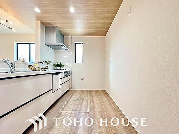 夫婦そろってキッチンに立っても調理がしやすく余裕の広さ。家事をしながら会話も弾みます。