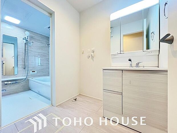 手で洗いたい大切な服など、広く使えると助かる洗面台は汚れの付きにくい形状と素材で造られております。