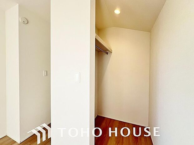 奥行きあるクローゼットを採用。衣装ケースや、掃除機といった物を収納できるような造りになっております。