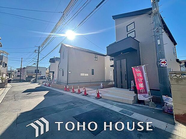 周辺環境とのコラボレーションにより明るく開放的な空間を演出しております。