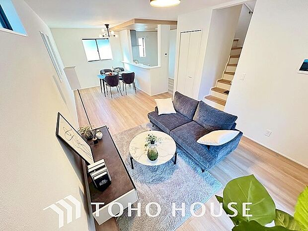 光が注がれる青い空から鮮やかに赤色にゆっくりと染まる。そんな優しい時間がここでは流れてゆく。