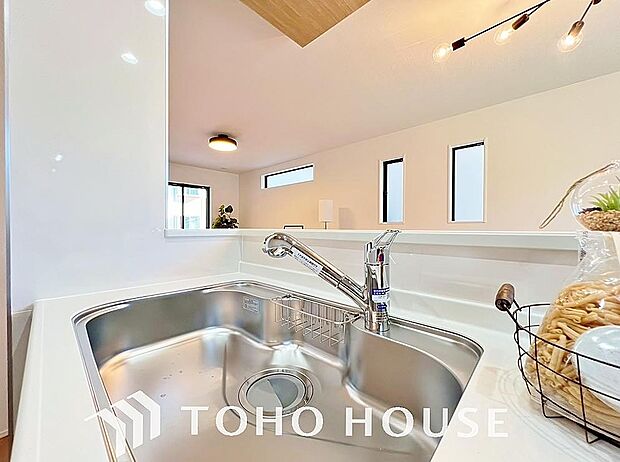 ワンタッチで浄水と原水を切り替えできる浄水器一体型水栓は水道水に含まれる有害物質を除去してくれます。