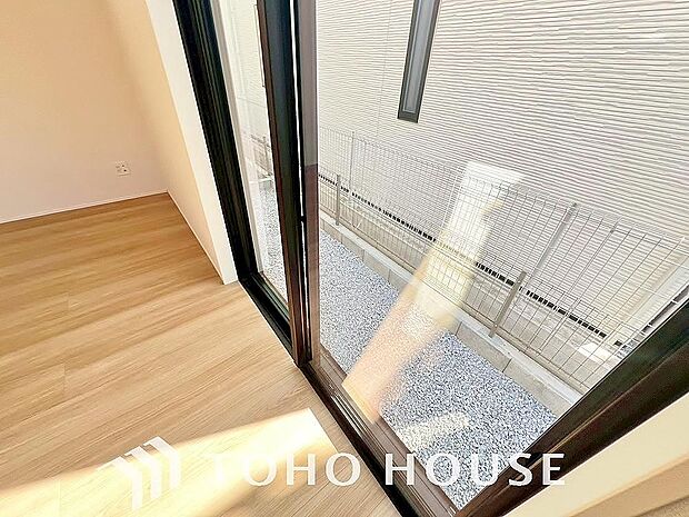 二層のガラスの間に空気層や特殊ガス層を作ることで断熱性能や結露防止効果を高めたサッシを装備してます。